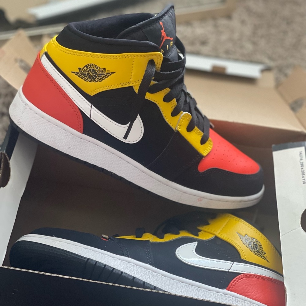 AIR JORDAN1 MID SE (GS)